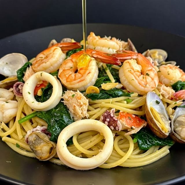 Aglio e Olio Frutti di Mare (Seafood in garlic and olive oil).